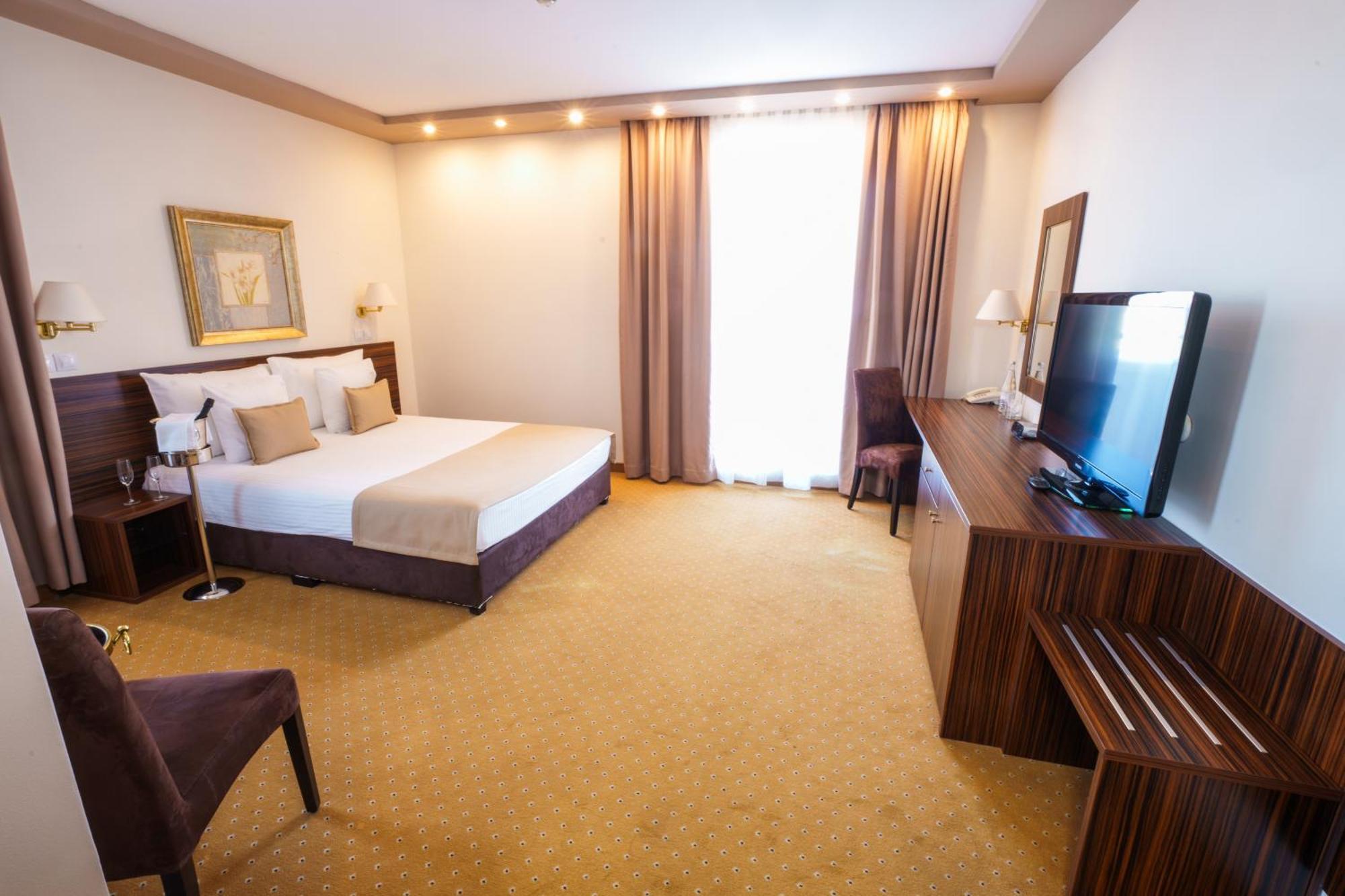 Hotel Monogram Park Ruma Exterior photo