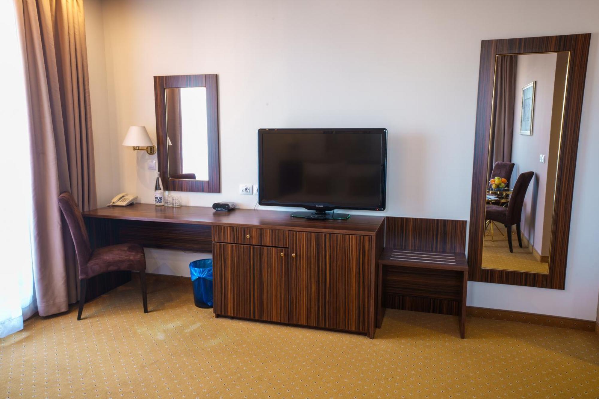 Hotel Monogram Park Ruma Exterior photo